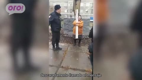 Omsk ruso. Cinco mentores rusos para una anciana con un cartel contra la guerra. Pero la reacción