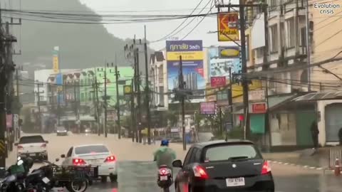 普吉岛变成一片汪洋大海！ 由于大雨，泰国发生大洪水