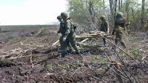 RF soldiers collect corpses of Ukrainian soldiers abandned by their comrades