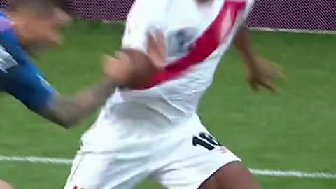 Carrillo toying with defenders and ruining lives 🇵🇪