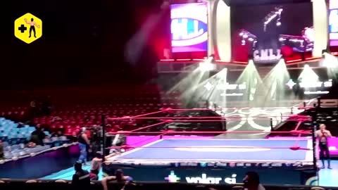 Dramatic video captures quake at Lucha Libre match