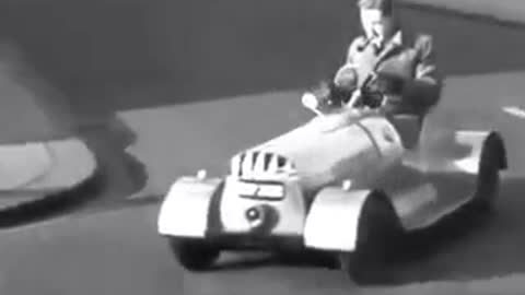 (Imagens Retrô) Britânicos em seus mini carros elétricos em 1940.