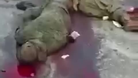 ukrainian soldiers execute wounded russian soldier 2022-04-06