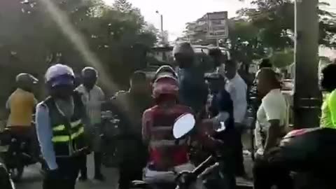 Video: Agentes de tránsito protagonizan pelea con mototaxistas en la Terminal