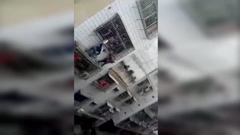 head stuck on the balcony fortunate people save time