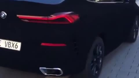 First driving footage of the BMW X6 Vantablack