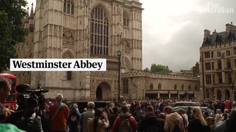 Bells toll for the Queen at Westminster Abbey and St Paul's Cathedral片段