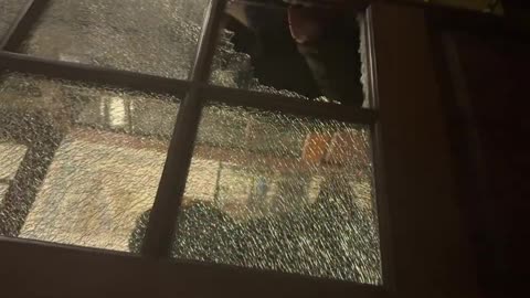🚨 #BREAKING: RIOTERS HAVE SMASHED WINDOWS AND STORMED INTO COLUMBIA’S HAMILTON HALL