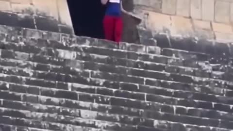 Des Mexicains appellent au sacrifice de cette touriste qui escalade une pyramide Maya