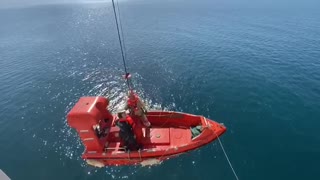 Levantamiento con grúa al bote de rescate salvavidas