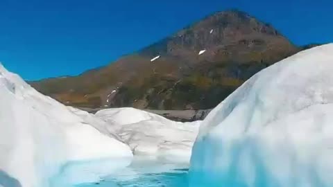 Crystal clear water in Alaska. Кристально чистая вода Аляски.