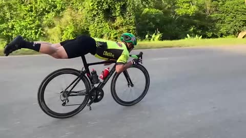 Ciclista Frank Salgado invade las redes con asombroso “superman”
