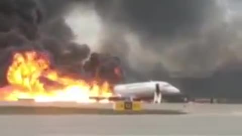 Un avión con pasajeros se incendia al aterrizar en un aeropuerto de Moscú