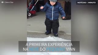 A primeira experiência na neve deste menino foi traumatizante