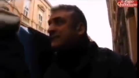 jefe de policia italiano indignado por orden gobierno se niega atacar personas desarmadas