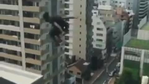 Insane Jump inbetween buildings.