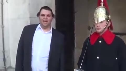 Funny guy makes Royal Guard Laugh at Buckingham Palace