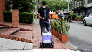 Video: Robots entregan domicilios en Medellín durante la cuarentena por COVID-19