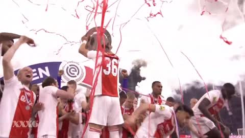 Ajax Amsterdam Eredivisie 2022 Title Celebration è famosa per essere appunto la squadra degli ebrei di Amsterdam che sono sionisti ed ellenizzati quindi pagani(giudaismo greco) appunto avendo la testa di Aiace greco come stemma della squadra