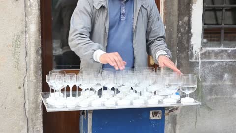 Street artist playing some music with GLASSES !