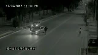 "Hombre fantasma" captado en CCTV salva la vida a una niña