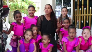Video: Las pequeñas estrellas del baile en el barrio El Libertador