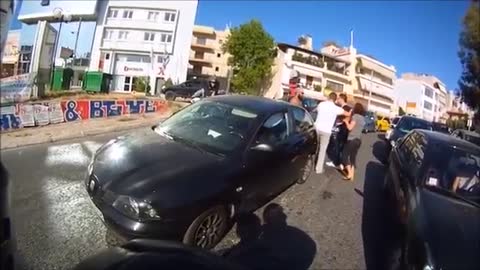 Ελληνάς οδηγός βρίζει χυδαία γυναίκα λόγω κακής οδήγησης