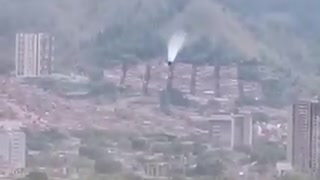 Momento en el que se desprende el Bambi bucket de helicóptero que apoyaba control de incendios