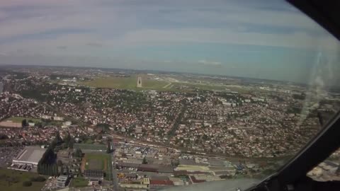 Stunning Pilot's eye view landing at Paris
