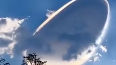 Possibly one of the strangest aerial phenomena recorded recently in Dali, Yunnan, China
