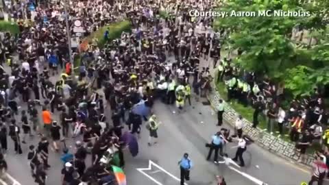 Hong Kong border town ,Police, protesters scuffle at