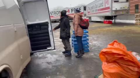 Dame kommer med mad til lastbilchaufførerne i Ottawa