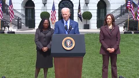 Biden goes off script, has a brain freeze as he tells a false story