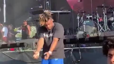 Juice wrld dancing to one of Xxxtentacion songs at a concert!!