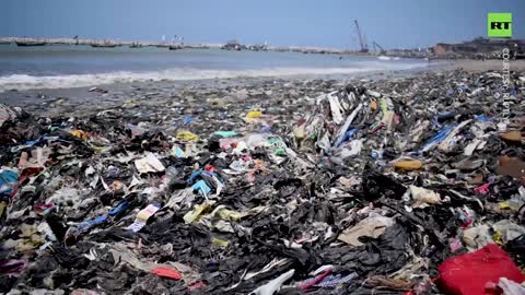"Сharity" occidentale:la costa del Ghana devastata da montagne di immondizia.in gran parte costituiti da abiti occidentali e donazioni di beneficenza.Migliaia di tonnellate di abiti "riciclati" provengono dagli USA e Europa