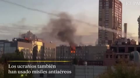 In Kiew habe man versucht, eine Drohne mit einer Rakete abzuschießen, berichtet El País