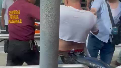 Video: Enfrentamiento a golpes fuera de estación de Transcaribe de Los Ejecutivos