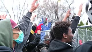 Niño latino tenía las manos arriba cuando un policía de Chicago lo mató