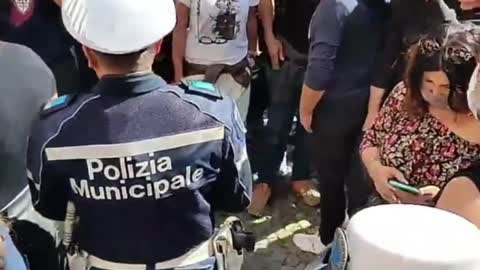 La Pazienza E' FINITA!! Cittadini cacciano dalla piazza i vigili!!!(Modena)