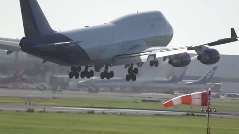 Doodles Airplane - Pilot Attempts Landing In Too Strong Crosswind