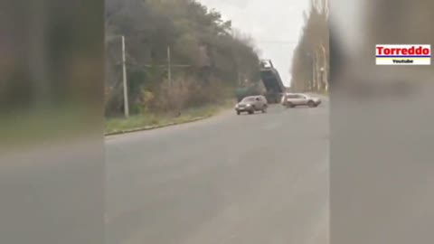 The Ukrainian Armed Forces' HIMARS MLRS rounds fired in the middle of a busy highway.