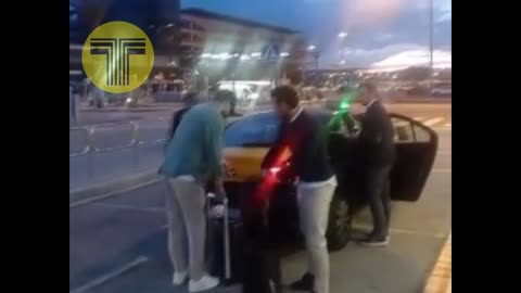 Insólito: Gerard Piqué sube a un taxi a su llegada al Aeropuerto de Barcelona