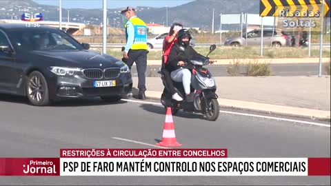 Mulher sem capacete em mota mostra declaração á policia e segue viagem