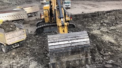 Caterpillar_6015B_Excavator_Loading_Trucks_Non_Stop_For_3_HoSegment10