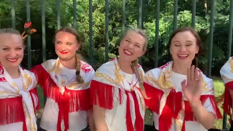 Milano: ballerine russe invitano Ornella Mariani ad un evento culturale