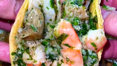 recipe link in my bio❤️ garlic shrimp tacos😍