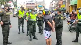 Con revólver en la pretina y en moto un hombre fue capturado en el centro de Bucaramanga