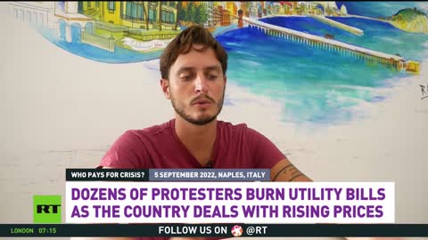 I residenti arrabbiati di Napoli bruciano le bollette mentre l'Italia affronta l'aumento dei prezzi,hanno bruciato le bollette del gas e dell'elettricità per protestare contro l'aumento dei prezzi..esprimendo il loro malcontento