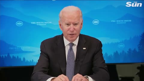 Biden accidentally reveals note from staff saying ‘sir, there is something on your chin’