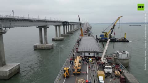 Gli operai russi completano la 1 fase di restauro della sezione stradale del ponte di Crimea danneggiata dopo l'atto terroristico ucraino dell'8/10/2022.come avevo detto ci voleva un mese per rimetterlo a posto,rimettere i pezzi e riasfaltare